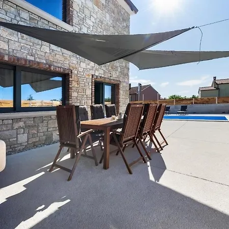 Holiday home Mit Privatpool Fuer 8 Personen Ca 200 Qm In Rovinj, Istrien Istrische Riviera *